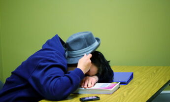Patrones de sueño irregulares  afectan el rendimiento académico