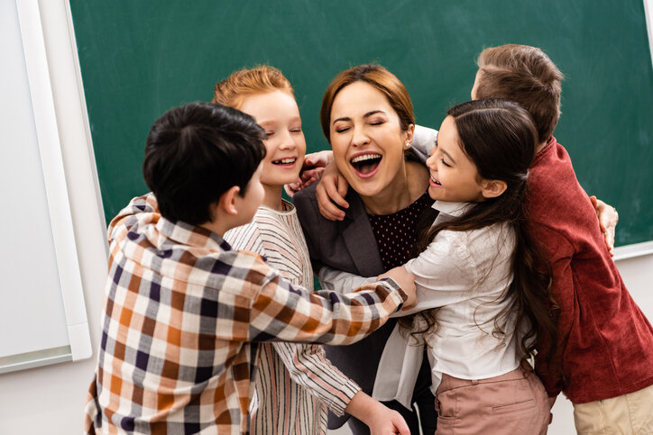 Un simple abrazo impacta enormemente el bienestar de los estudiantes