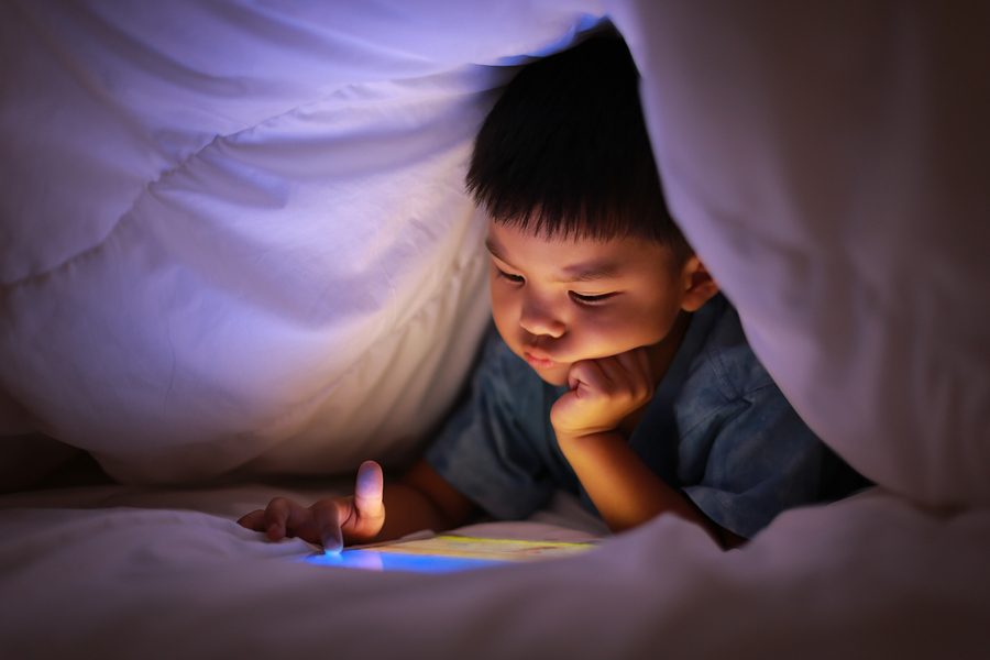 Estar frente a una pantalla menos de 2 horas diarias mejora el desarrollo cognitivo en niños