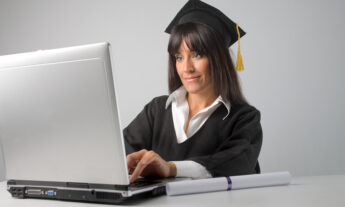 ¿Son los cursos en línea una solución real para una costosa educación tradicional? Un meta-análisis dice que no