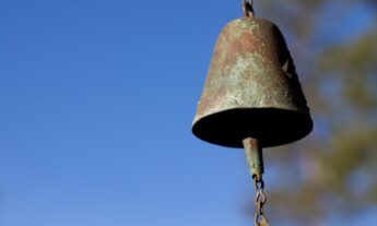 Historia de la tecnología educativa: la campana