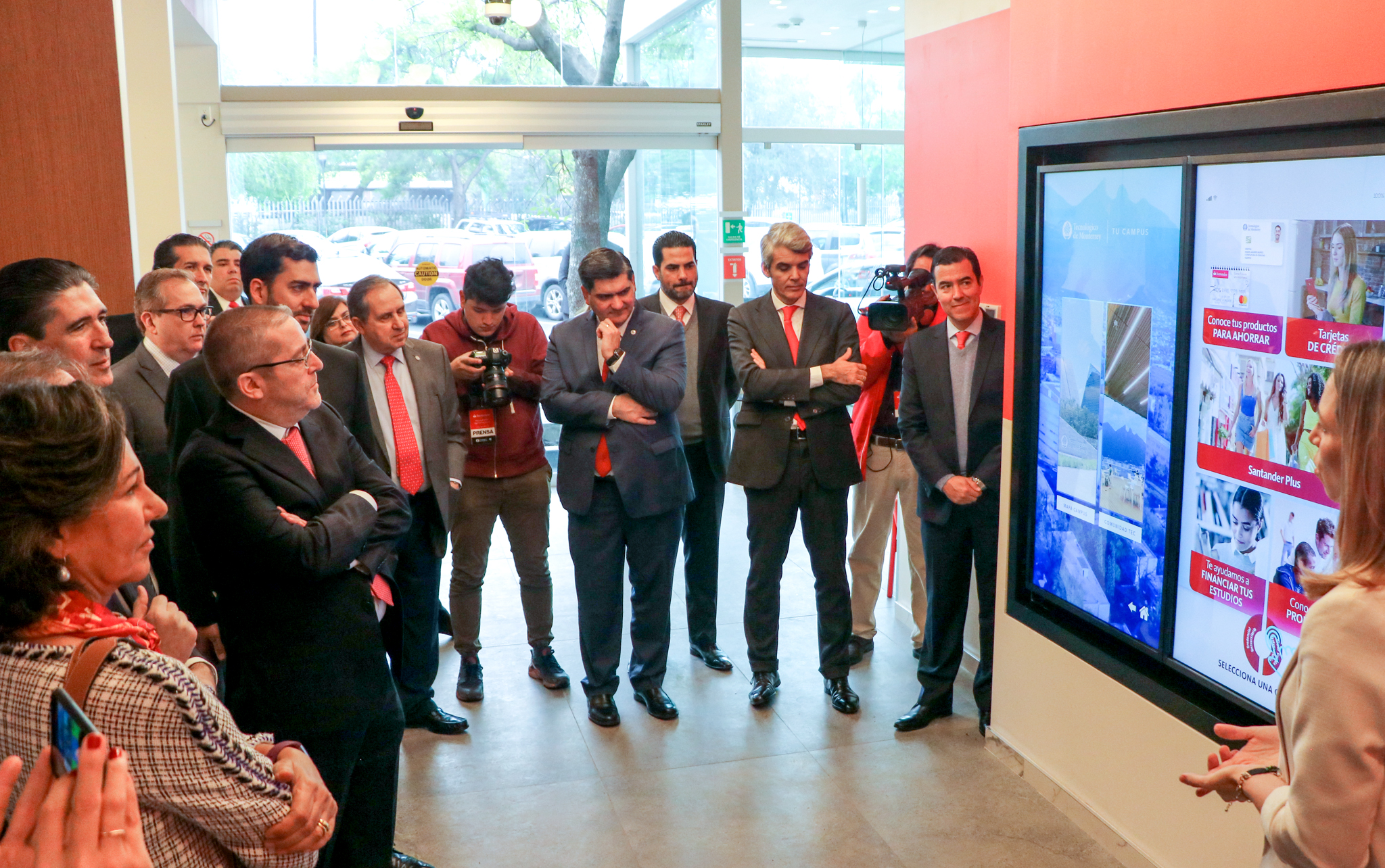Abre Santander sucursal bancaria innovadora en el Tec de Monterrey