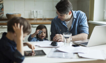 padre e hijos en casa