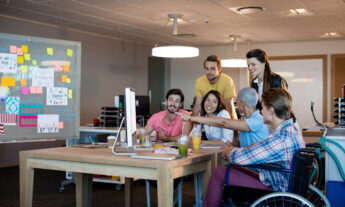 Grupo de diferentes personas trabajando en equipo.