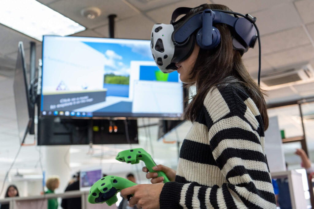 estudiante con lentes de realidad virtual