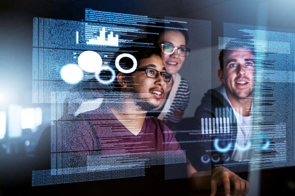 jóvenes trabajando en equipo en tecnología