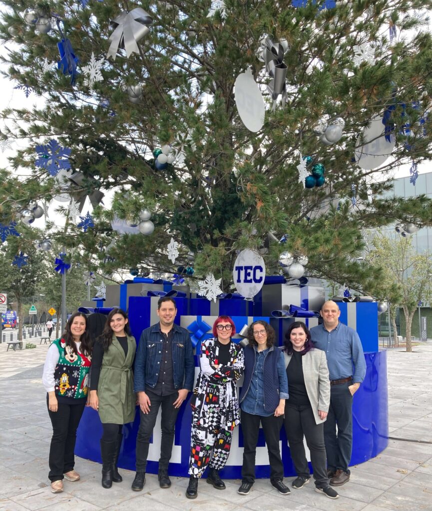 El equipo Observatorio IFE posando para foto frente a un árbol de navidad (de izquierda a derecha): Rubí Román, Nohemí Vilchis, Christian Guijosa, Karina Fuerte, Sofía García-Bullé, Paulette Delgado y Esteban Venegas.