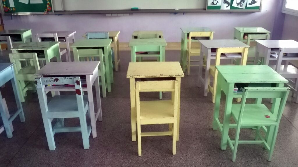 aula con bancos vacíos