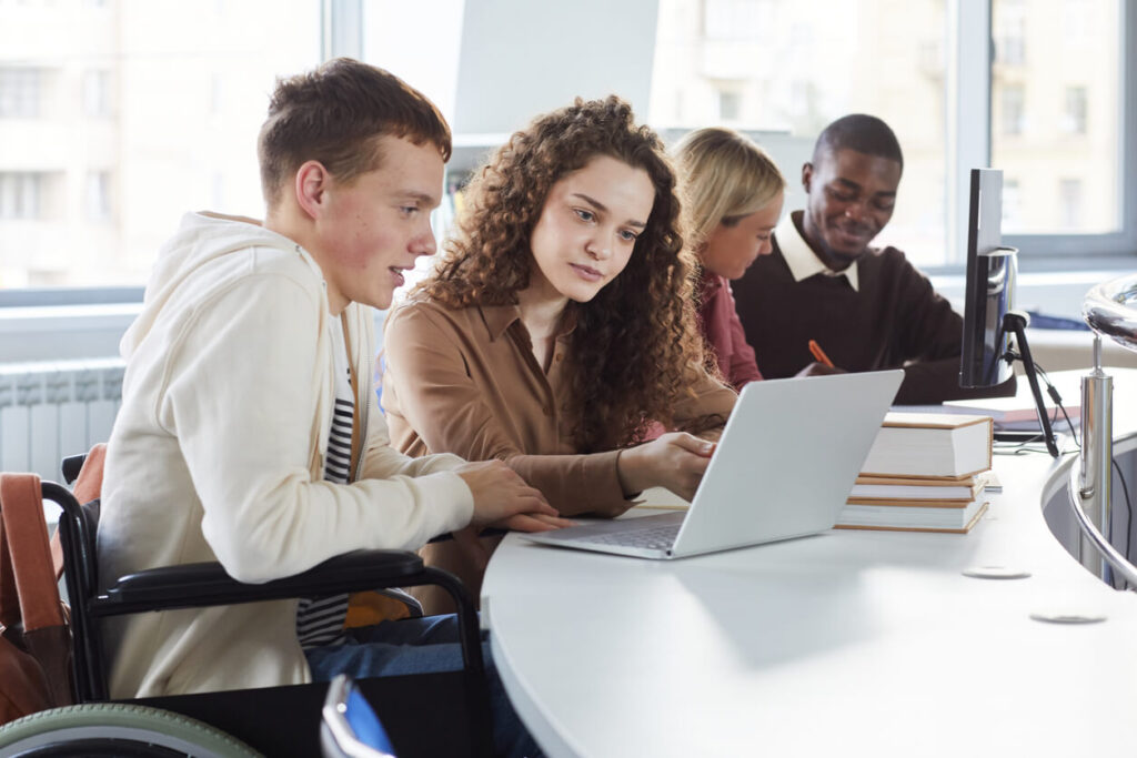 estudiantes aprendiendo en conjunto con computadora