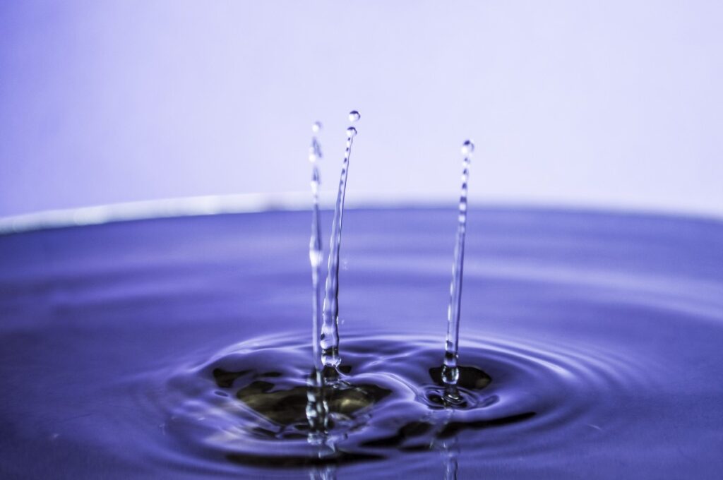 gotas de agua cayendo al agua