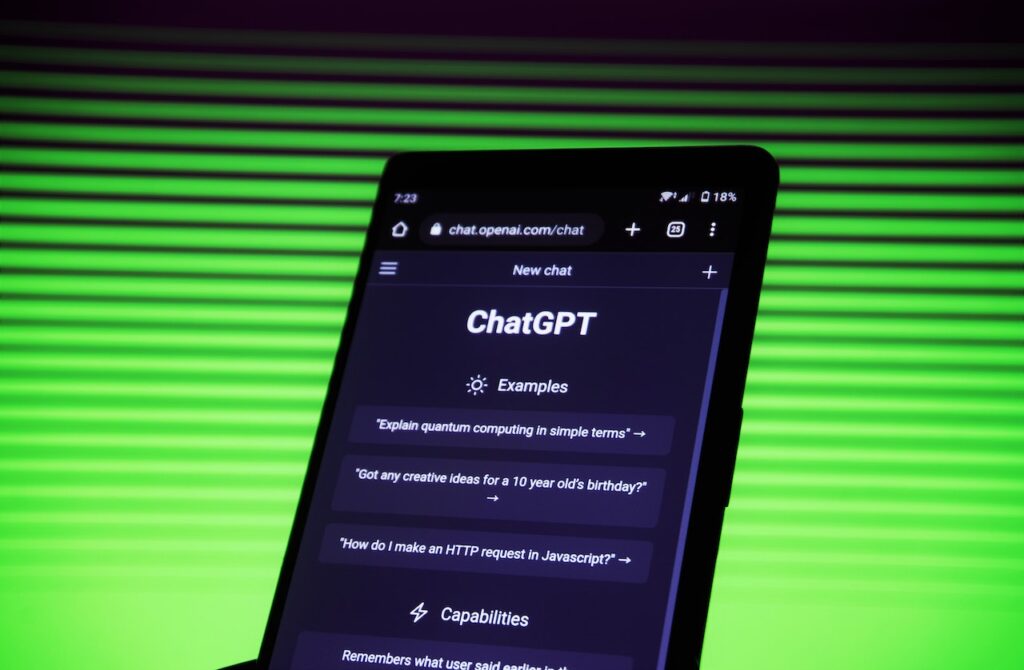 Teléfono inteligente que muestra la página de ChatGPT