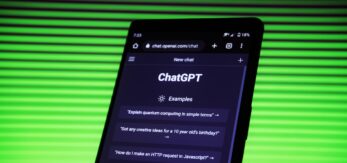 Teléfono inteligente que muestra la página de ChatGPT
