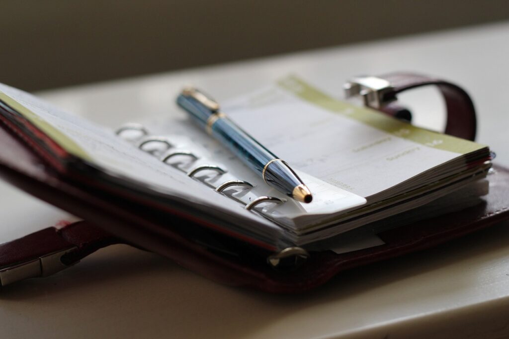 agenda organizador con pluma encima