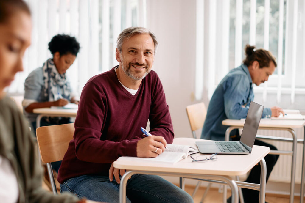 Maestros estudiando y llevando una capacitación digital