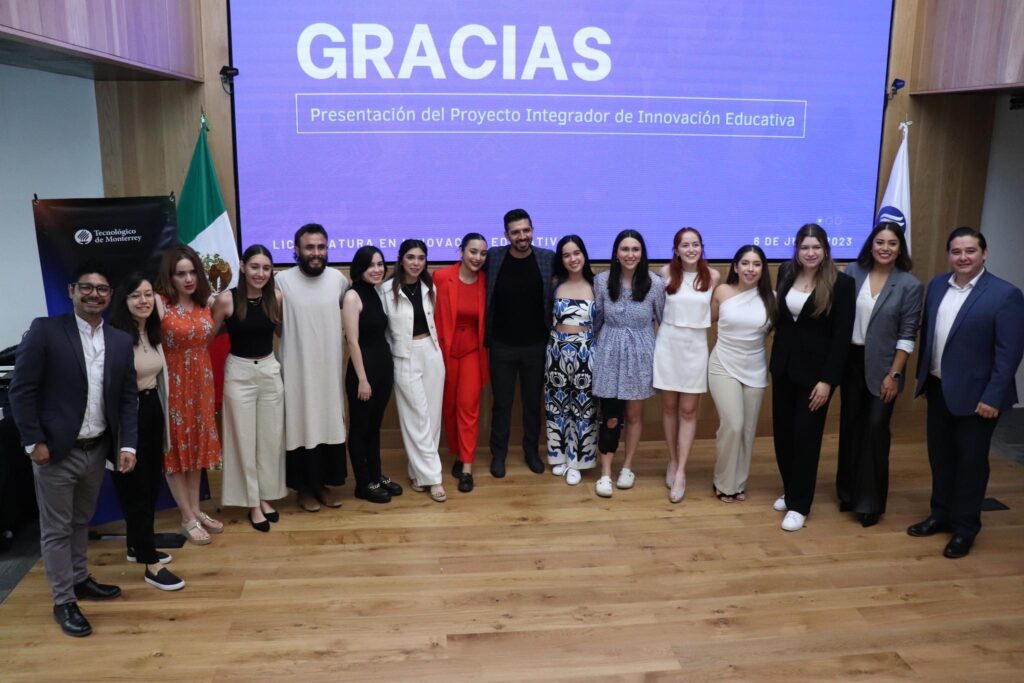 alumnos y maestros al término del evento
