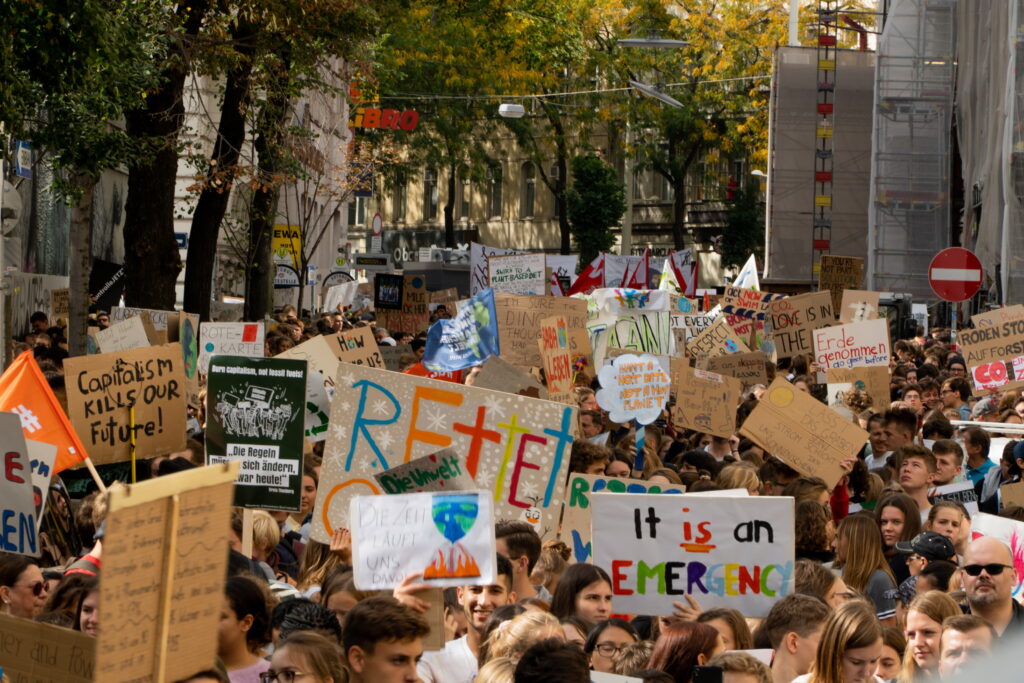 Estudiantes manifestándose en contra del calientamiento global