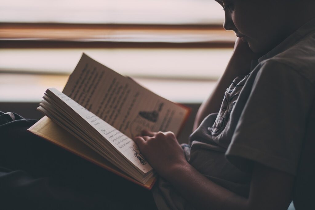niño leyendo un libro autodidacta