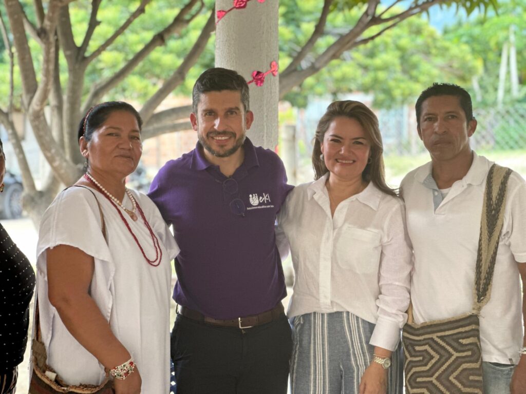 personas sonriendo a la cámara orgullosos de su proyecto