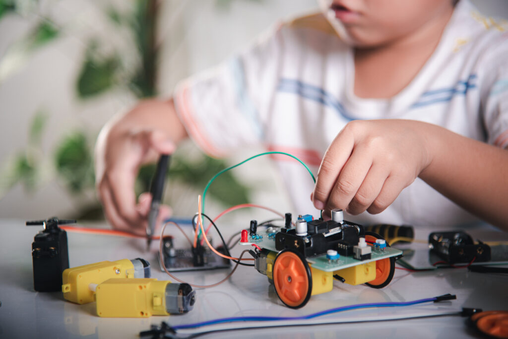 Infante jugando y explorando la robótica mediante la programación y la IA