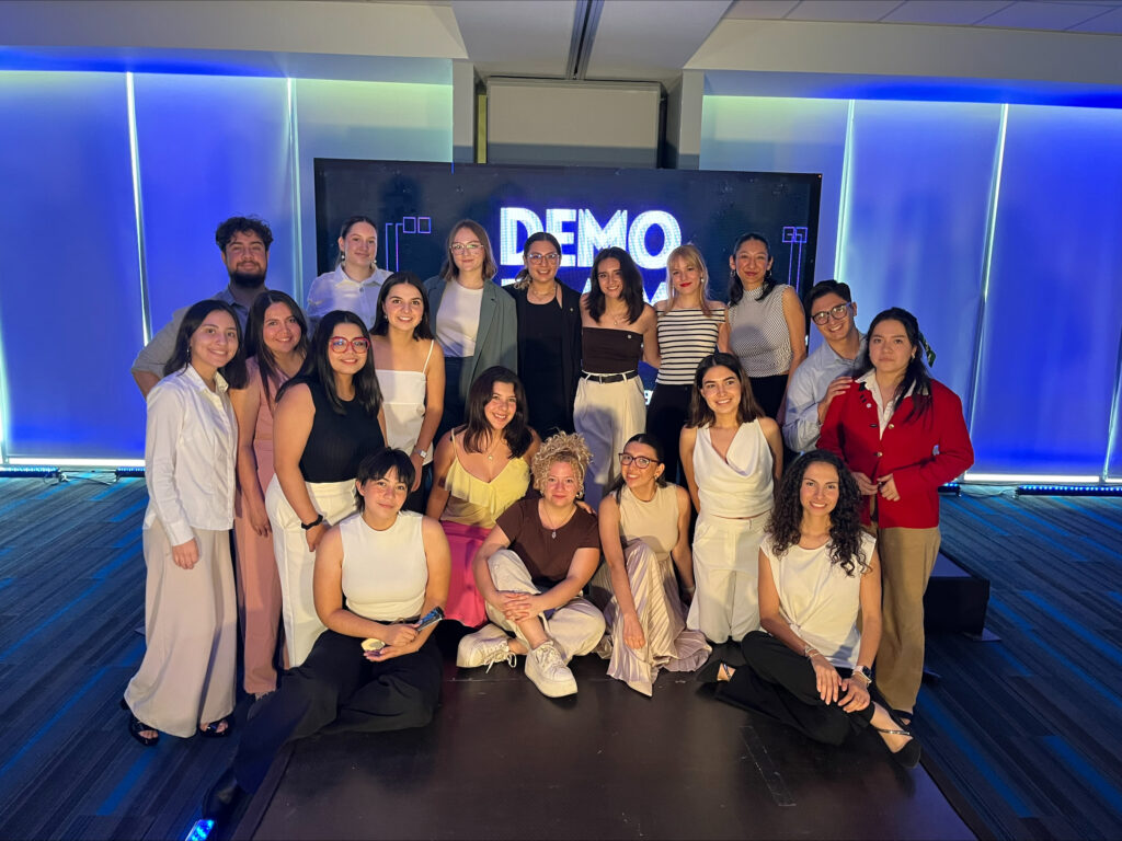 Innovación estudiantil. estudiantes se reúnen a exponer sus proyectos
