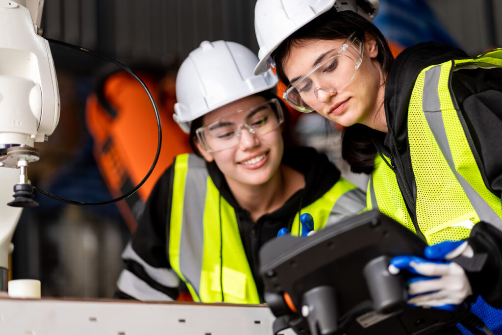 dos ingenieras trabajando en una máquina