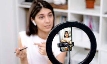 El impacto de los influencers en la desinformación: relaciones parasociales y la alfabetización mediática como solución