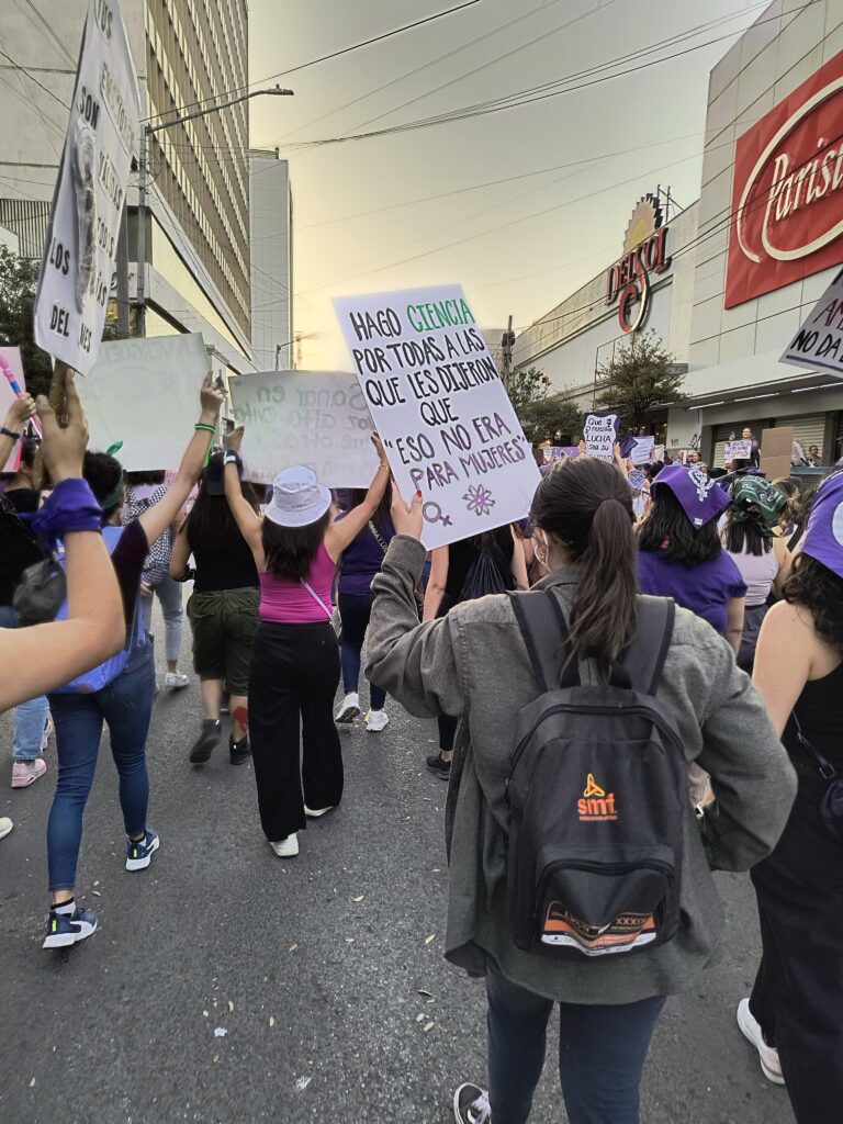 pancarta en marcha del 8M, marzo 2025.