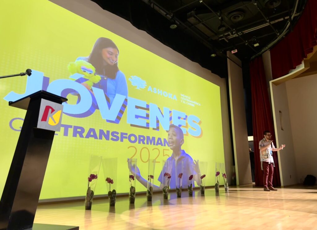 ponente abriendo convocatoria Jóvenes que transforman