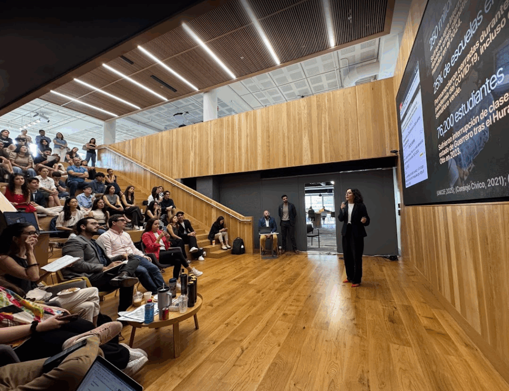 alumna presenta su proyecto final ante la audiencia
