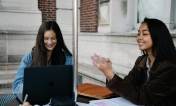 Opinión | El chisme como herramienta esencial de la docencia (y no es broma)