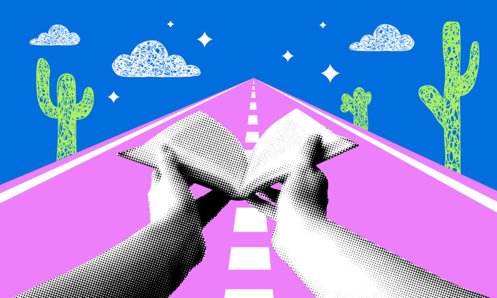 persona sosteniendo un libro con un camino por delante