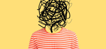 Fotografía del perfil una persona, la cual tiene un garabato gigante por cabeza, simulando angustia o sobrecarga cerebral.