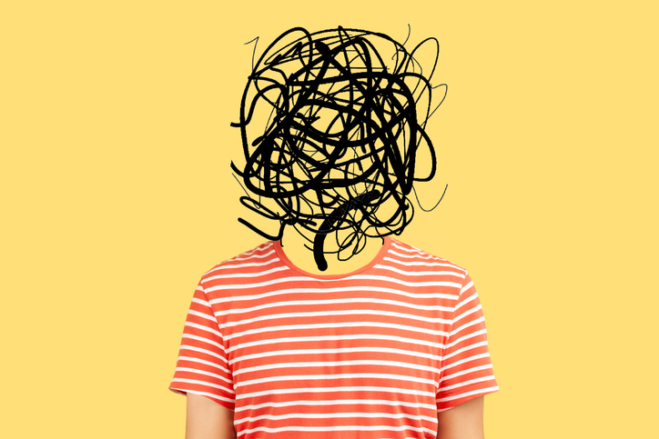 Fotografía del perfil una persona, la cual tiene un garabato gigante por cabeza, simulando angustia o sobrecarga cerebral.