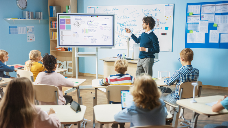 Salón de clases integrado con tecnología.