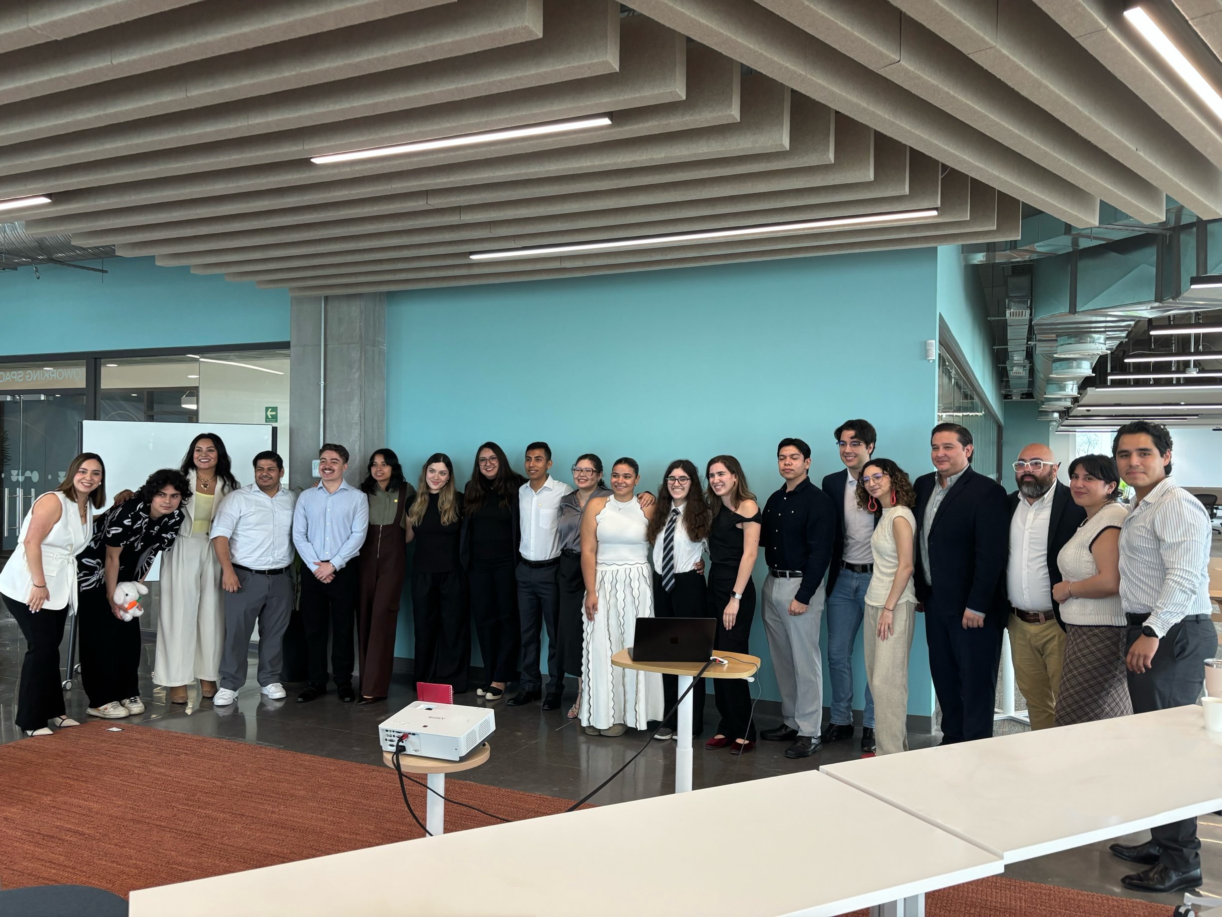 alumnos reunidos presentando sus proyectos